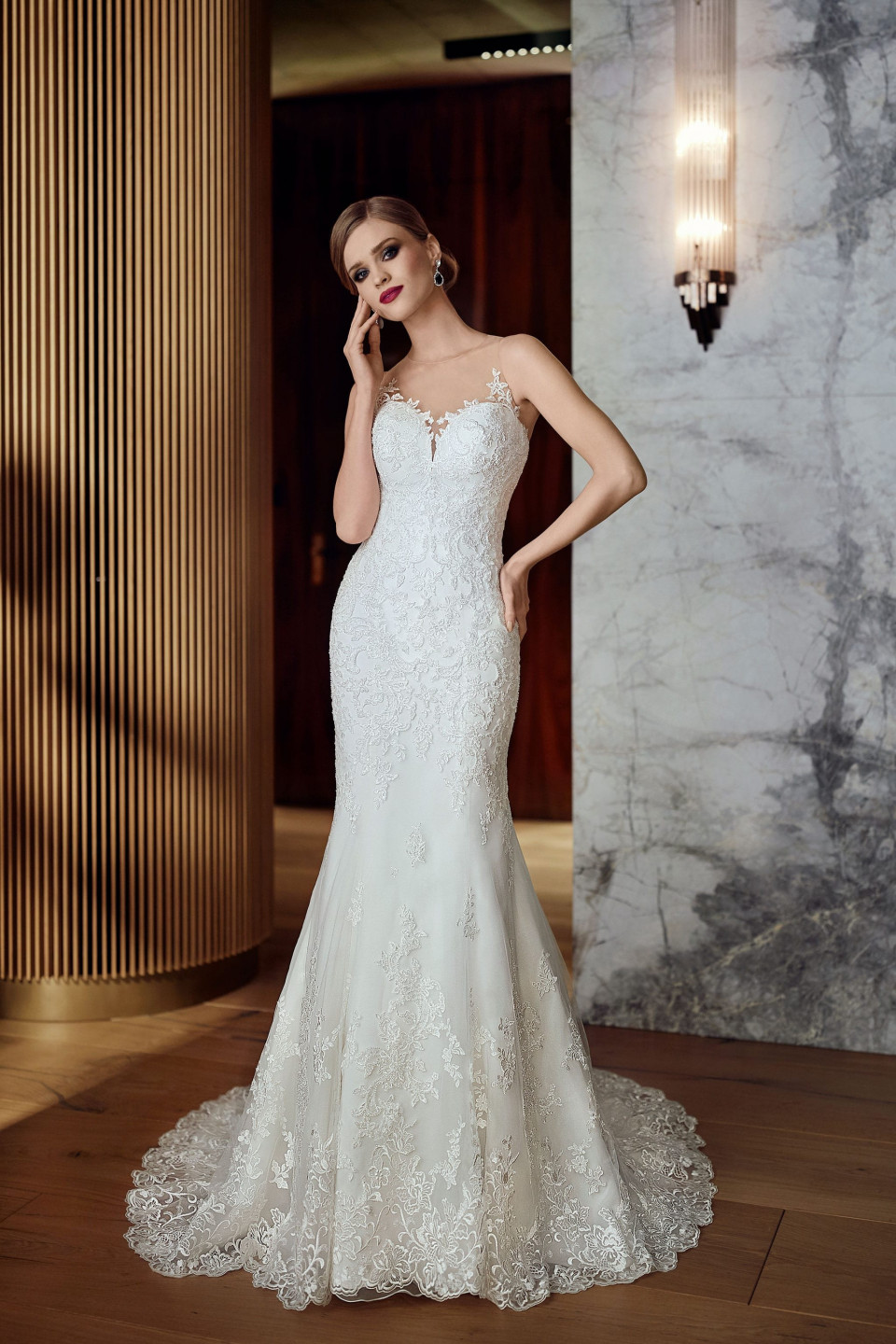 de mooie trouwjurk is ontworpen door de ontwerper