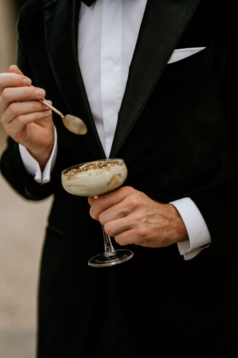 Ice Cream Bar at Weddings: Sundae Stations, Scooped Service, and How to Keep Everything Frozen