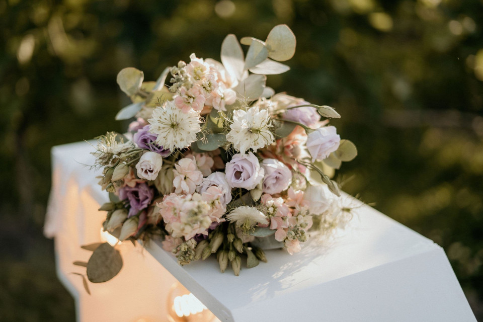 een boeket bloemen dat op een witte tafel staat