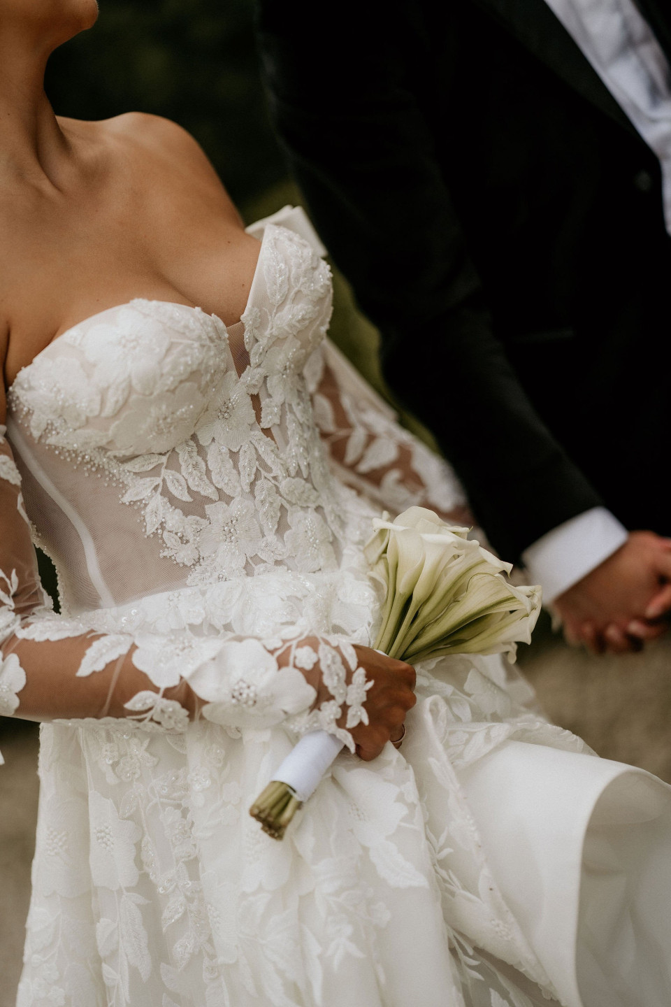 een close-up van een bruid in een trouwjurk en een bruidegom in een tuxedo