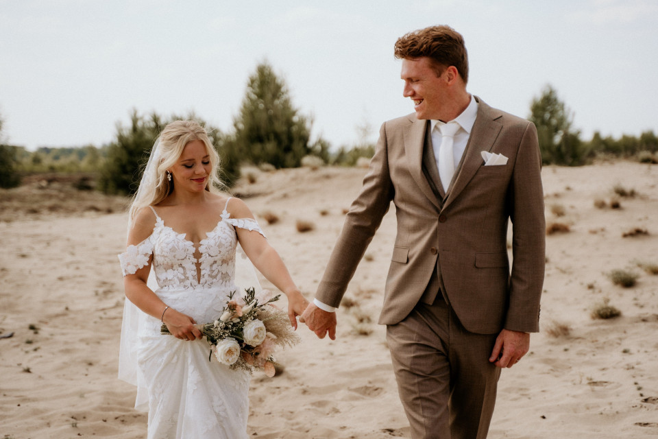 bruidspaar in de woestijn