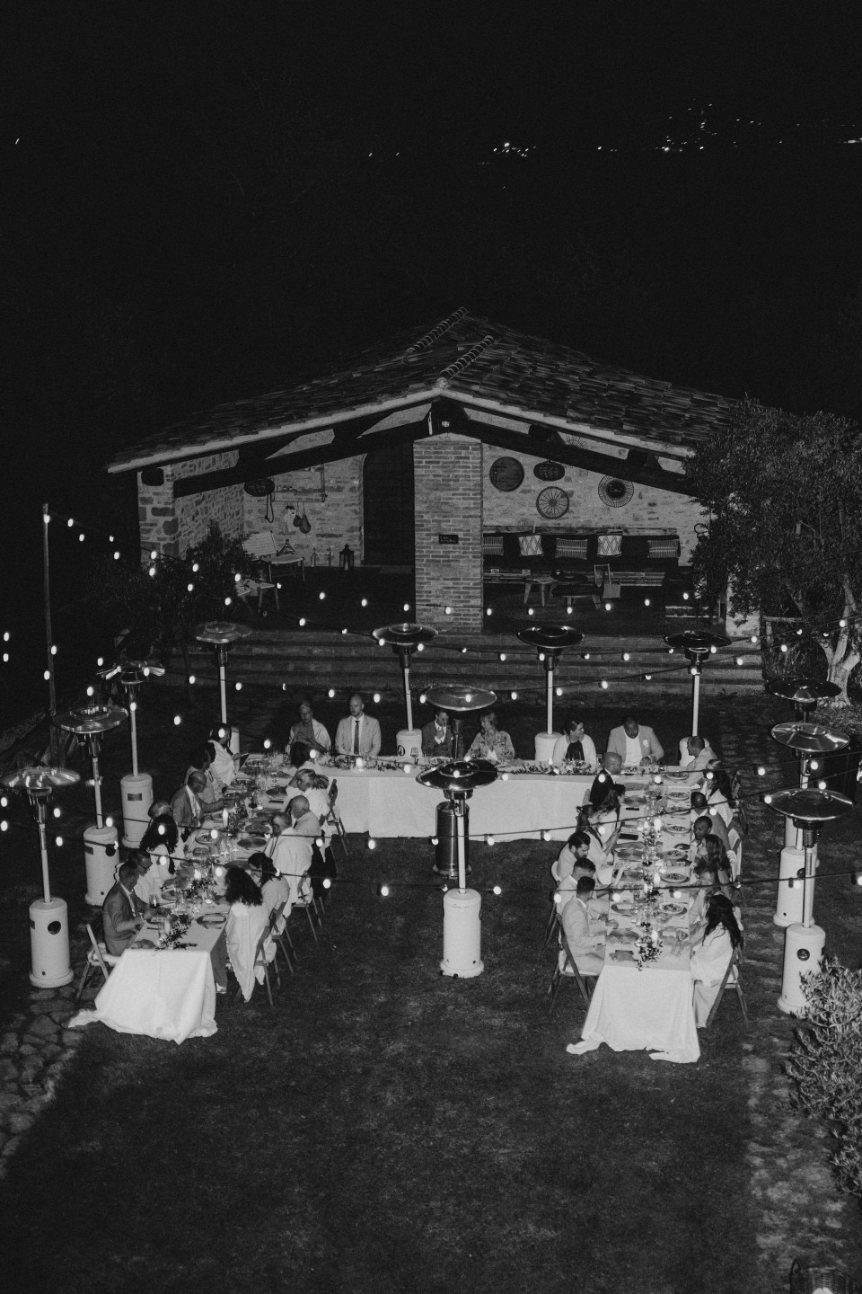 een zwart-wit foto van een dinerfeest