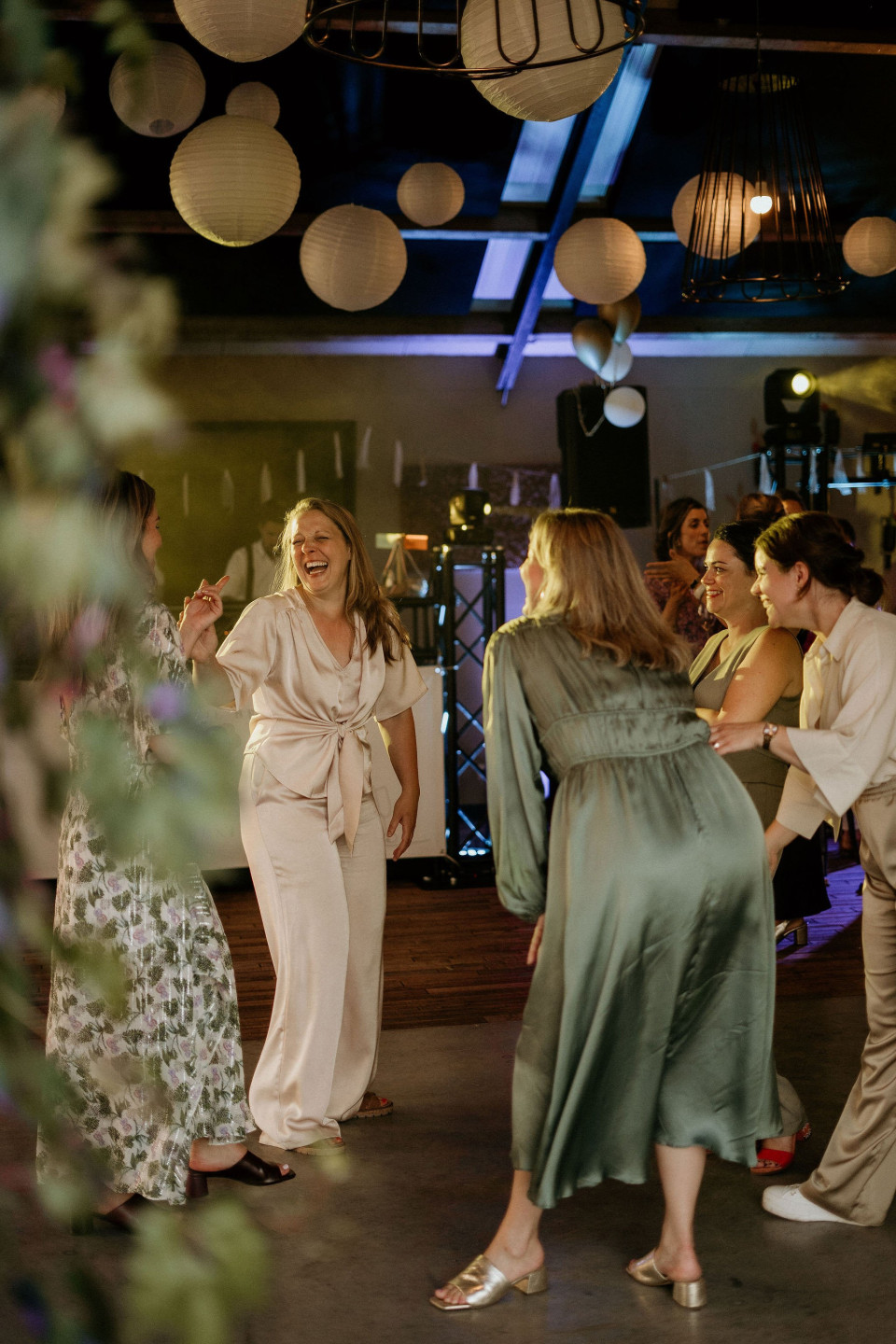 een groep mensen die aan het dansen zijn op een feestje