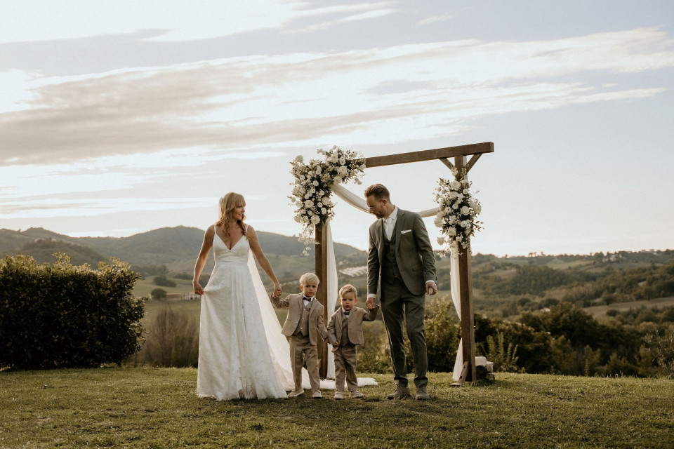 Backdrop met hout en witte bloemen en details