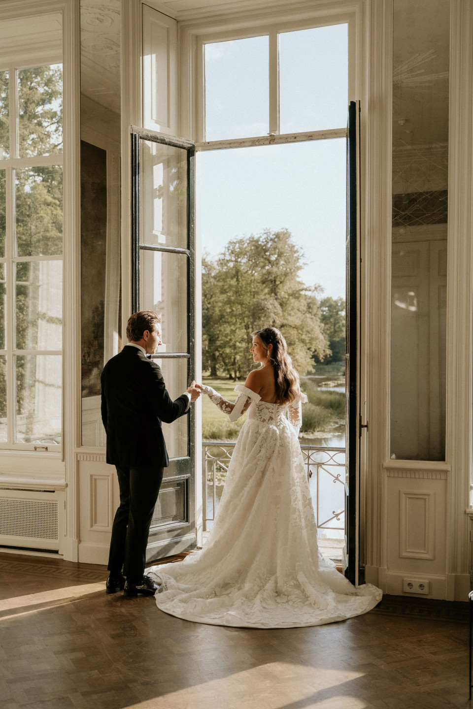 een man in een tuxedo en een vrouw in een trouwjurk