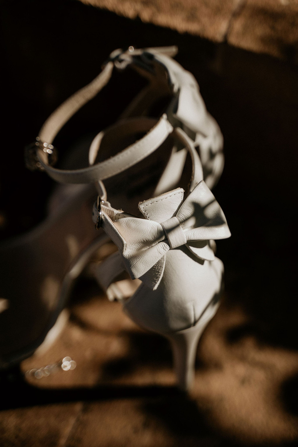 een close-up van een paar schoenen op de grond