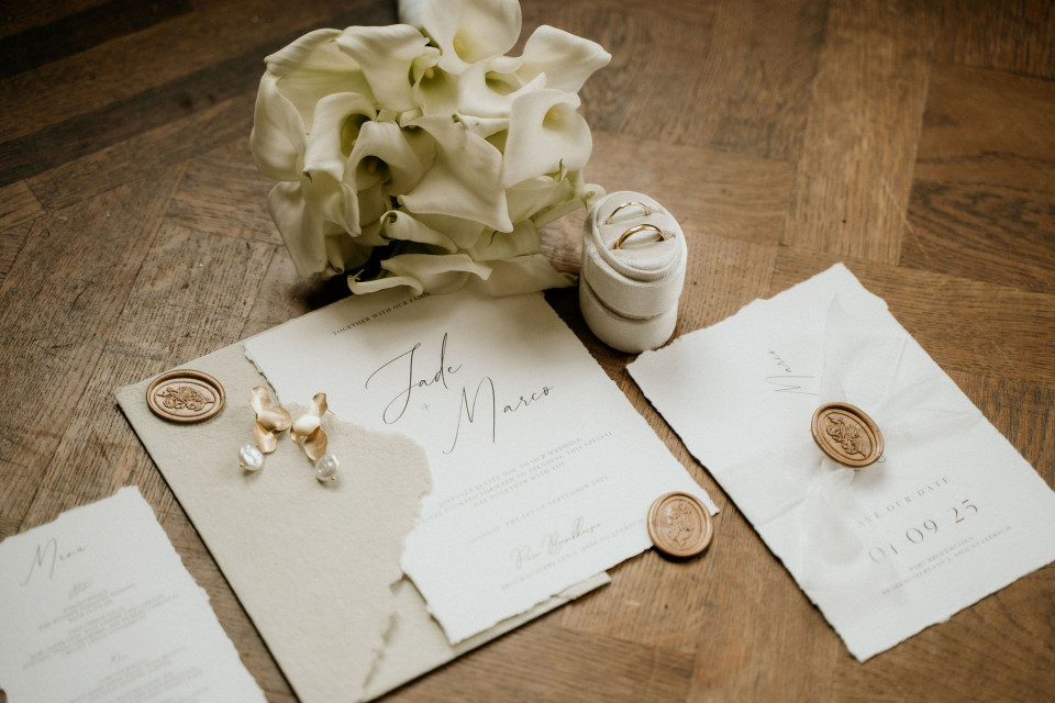 een close-up van een trouwuitnodiging met een waszegel erop