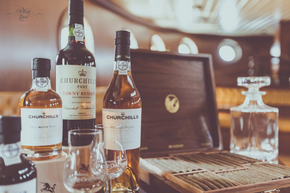 een verscheidenheid aan verschillende soorten sterke drank en sigaren