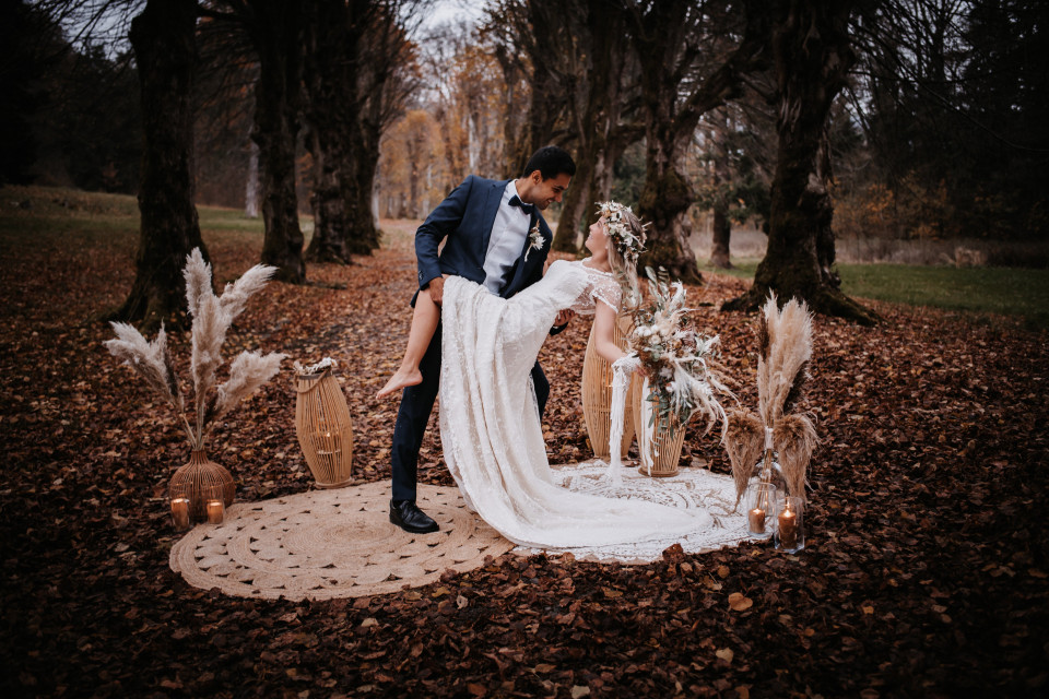 Boho Dekoration mit Pampas Gras und Rattan für eine Hochzeit im Freien
