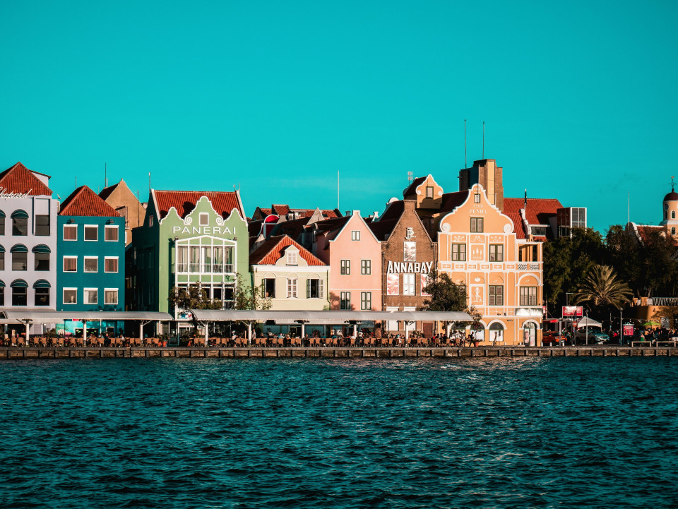 kleurige huizen langs het water in een stad