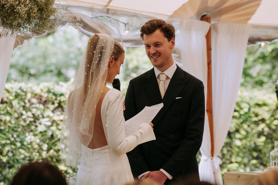 trouwceremonie in de tuin van de wereld