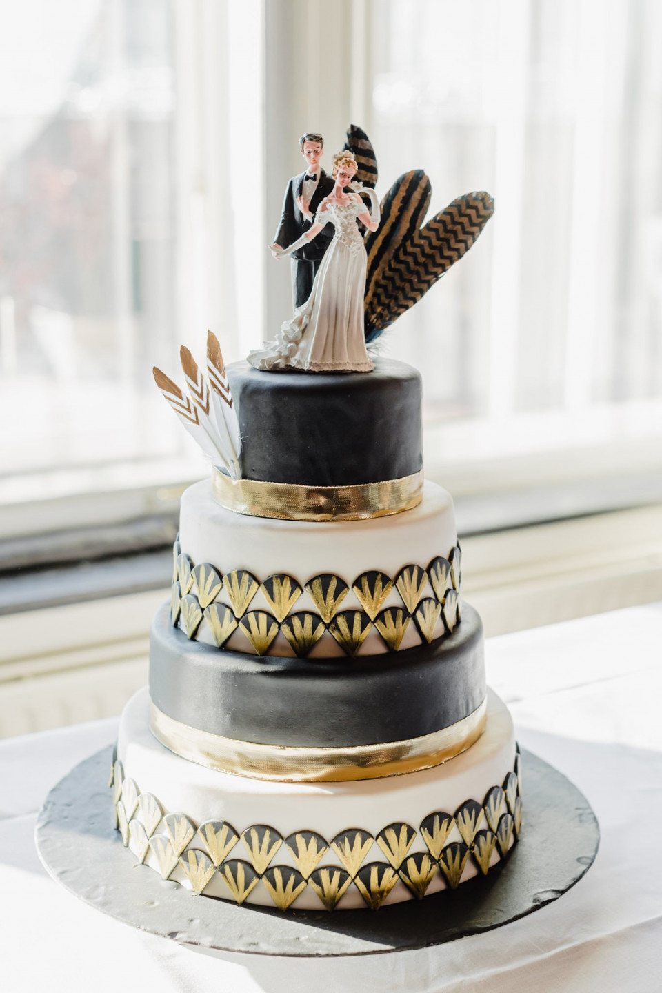 een bruidstaart met een stel erop