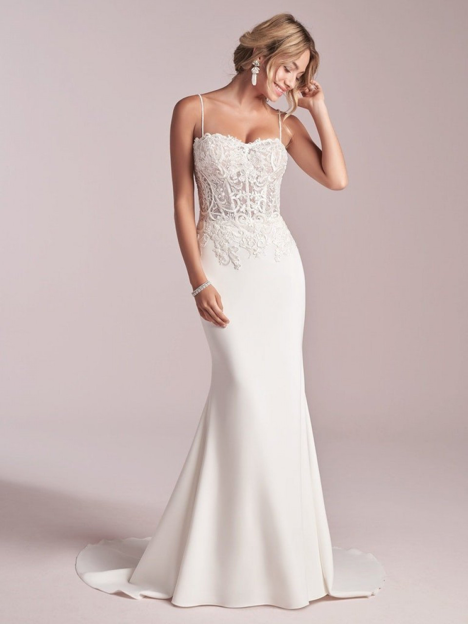 de strapless trouwjurk met kant en kralen is een prachtige keuze voor een bruiloft