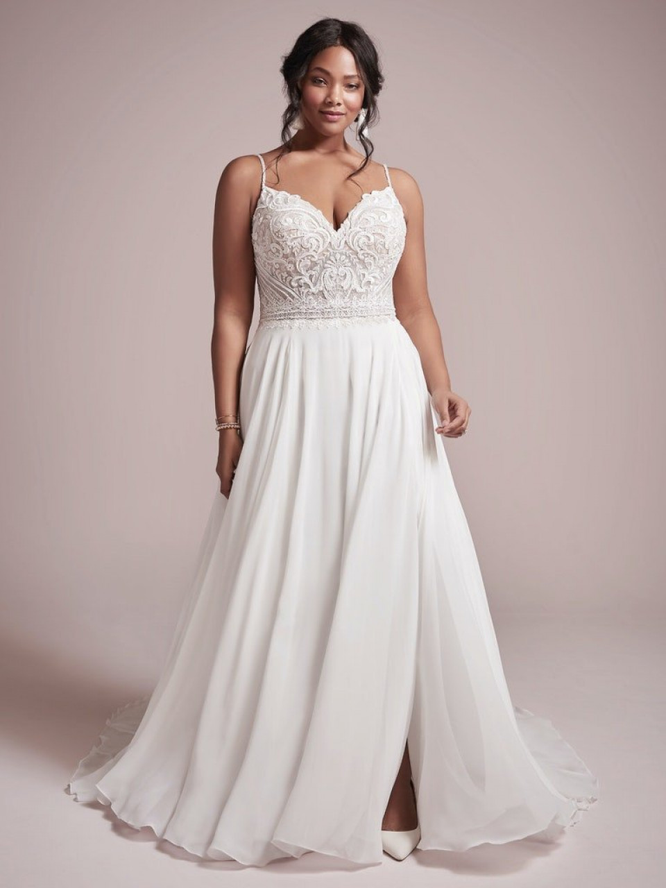 een plus size trouwjurk met een v-hals en kanten lijfje