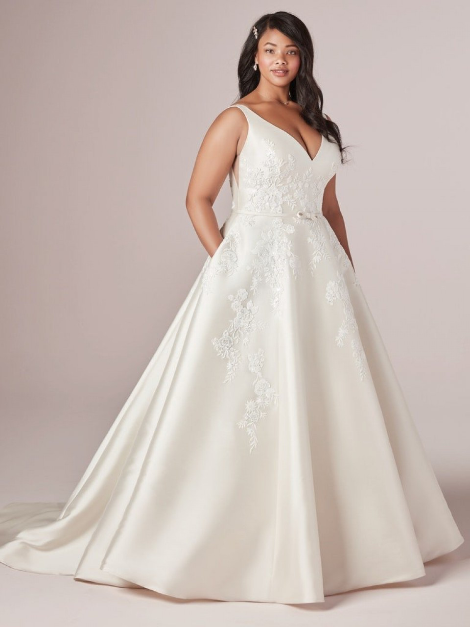 een plus size trouwjurk met een v-hals en bandjes