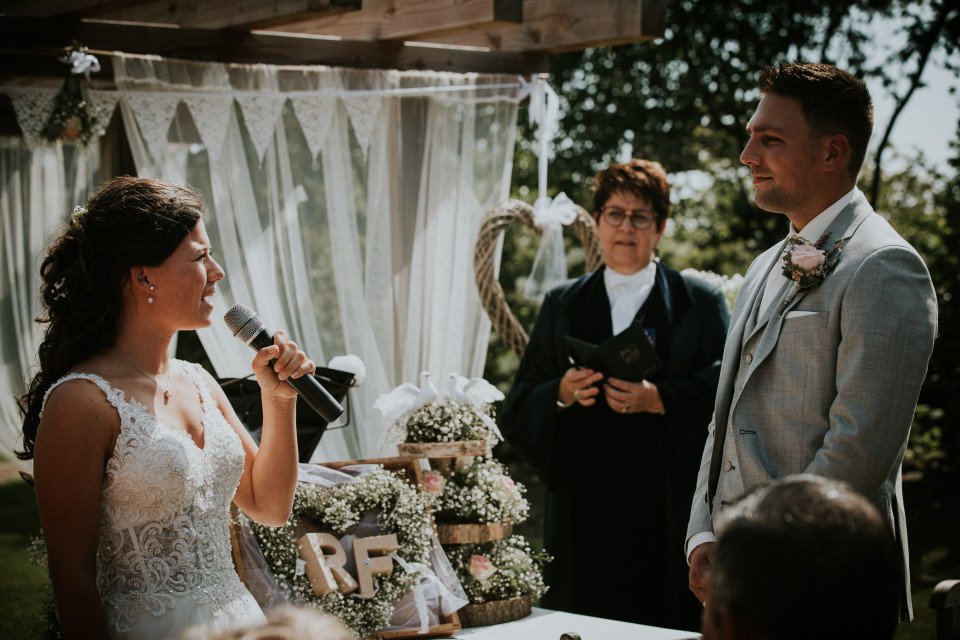 trouwceremonie op de boerderij