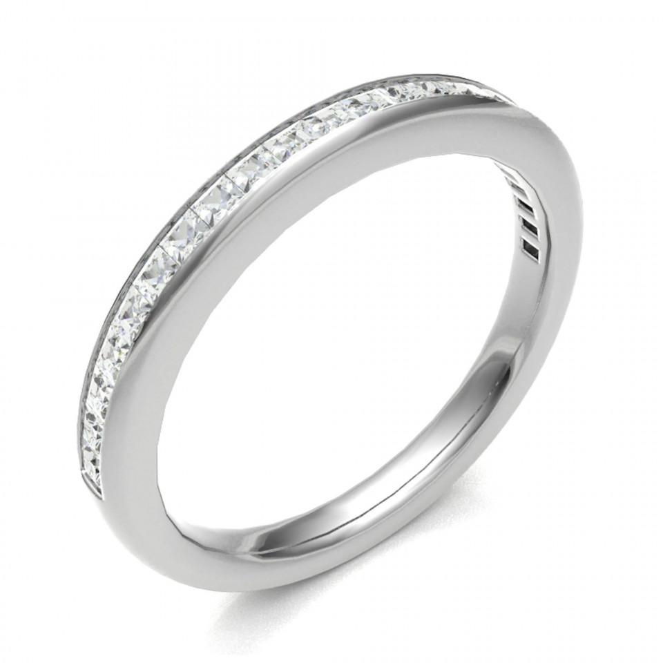een diamanten eternity ring met kanaal gezette diamanten