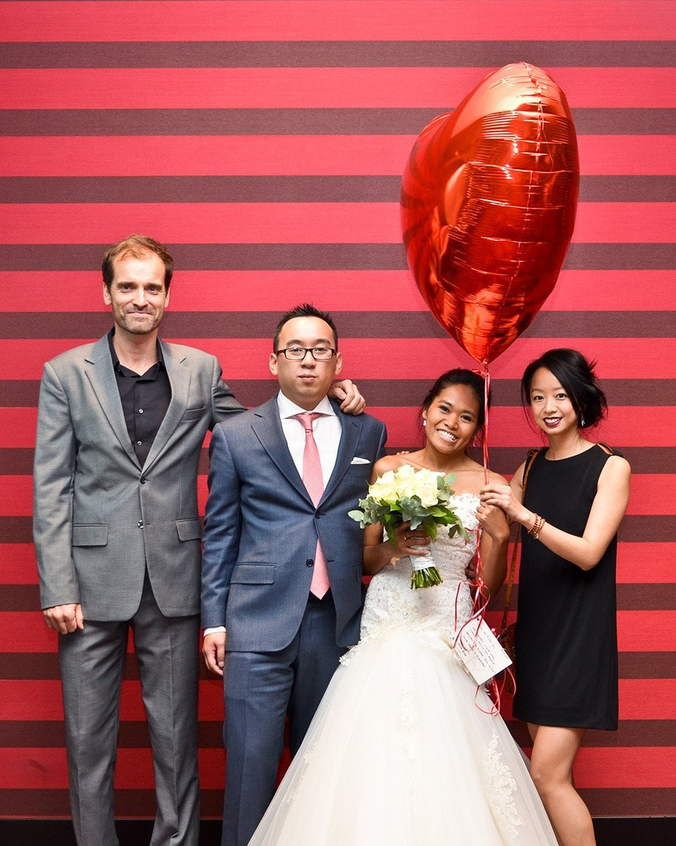 een man en vrouw die een rood hartvormige ballon vasthouden