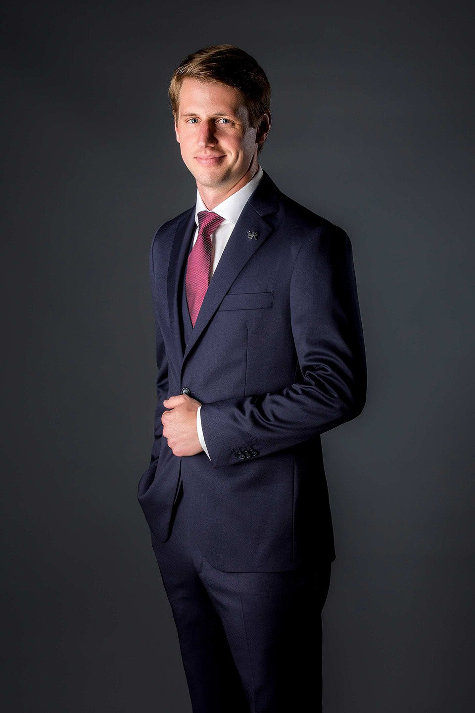 een man in pak en stropdas poseert voor een foto