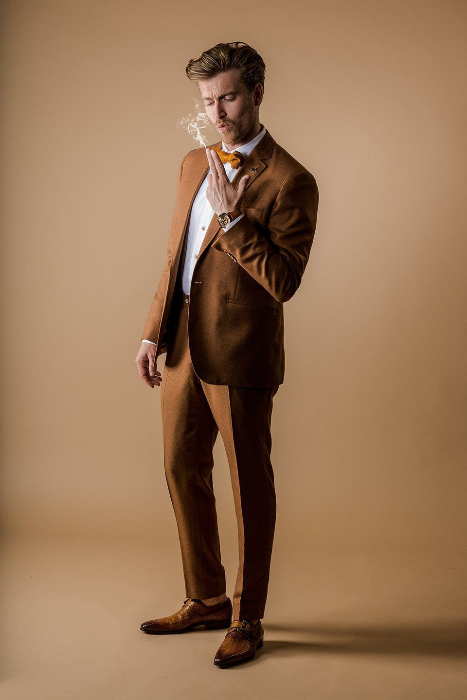 een man in pak die een sigaar rookt