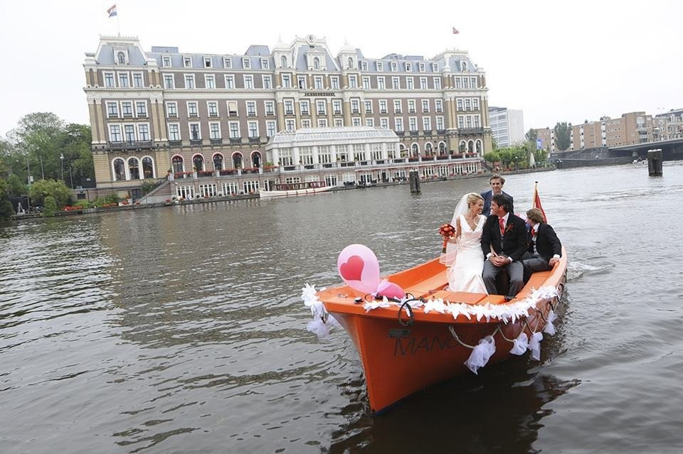 een bruid en bruidegom in een boot op het water
