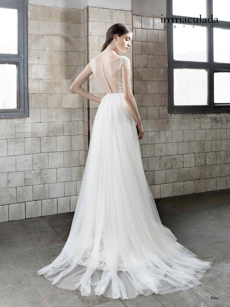 de achterkant van een vrouw die een trouwjurk draagt