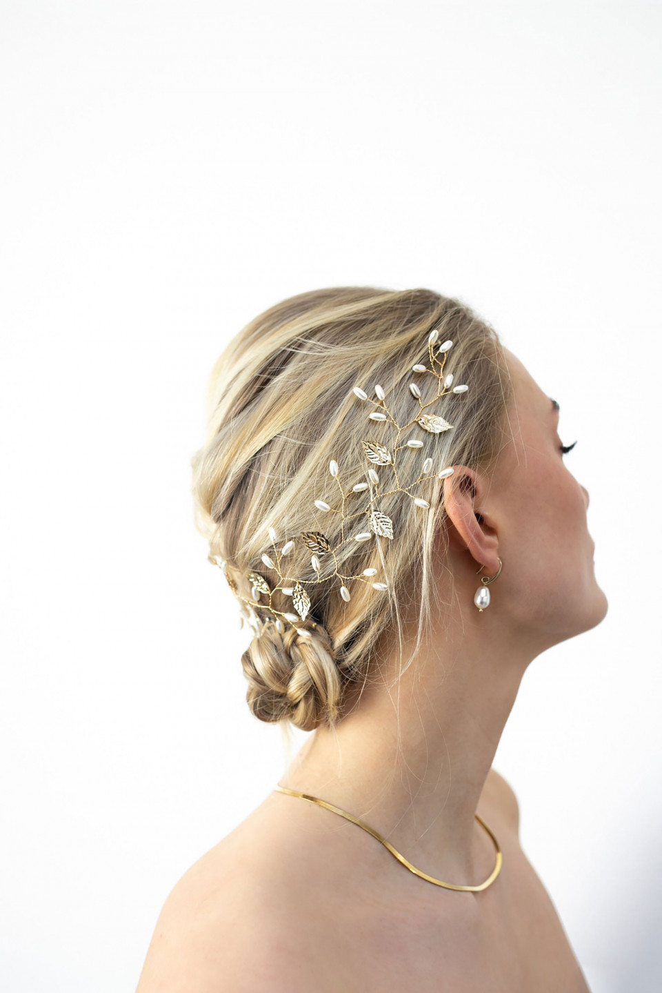 een vrouw draagt een gouden blad hoofddeksel
