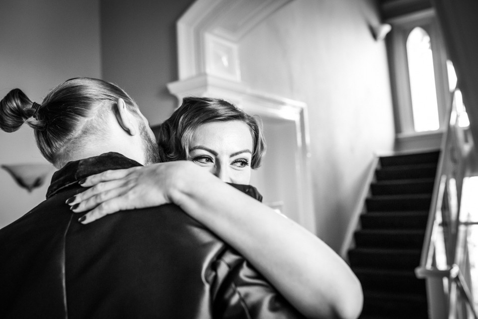 een man en vrouw die knuffelen op een zwart-wit foto