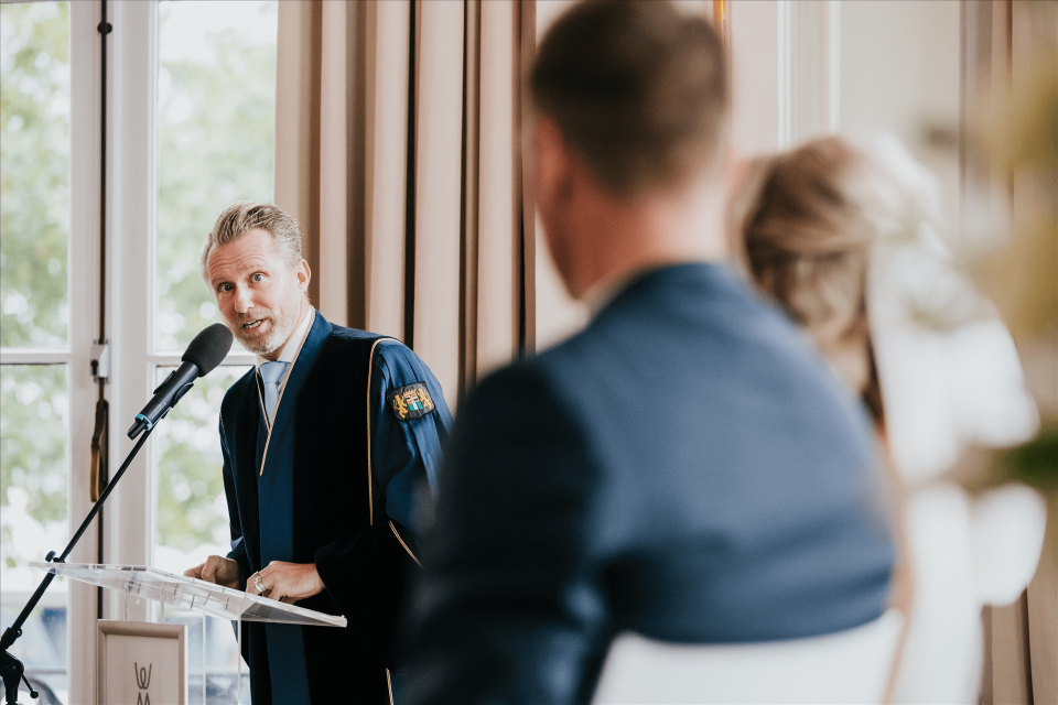 Trouwen met trouwambtenaar Meneer Herman