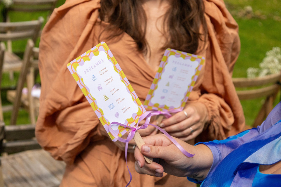 een afbeelding van een vrouw die een waaier in haar hand houdt