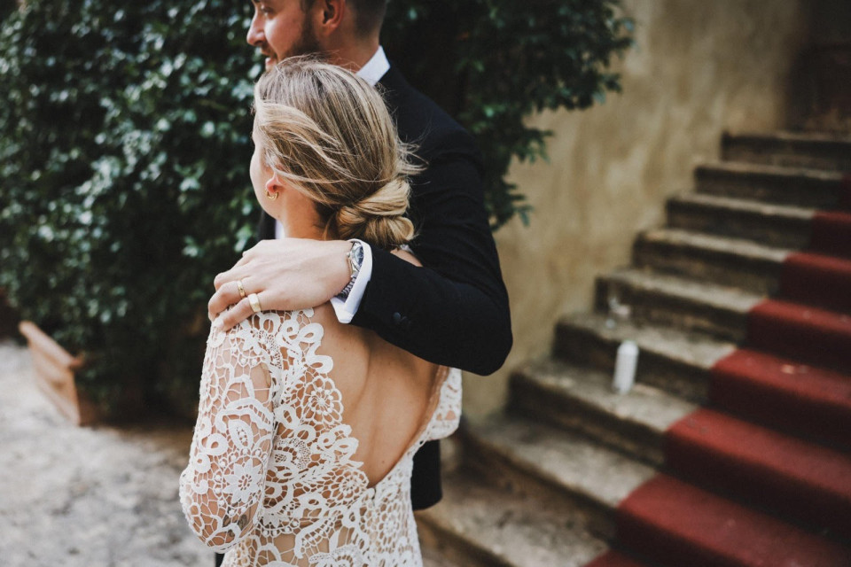 bruid en bruidegom bij de villa di pomodoro