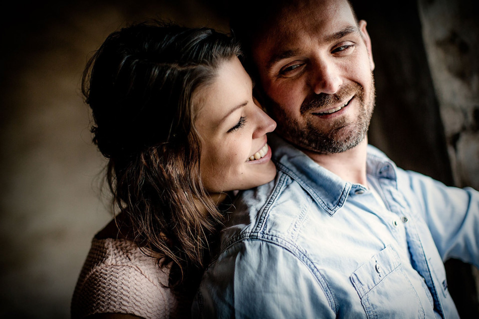 een man en vrouw lachen terwijl ze tegen elkaar leunen