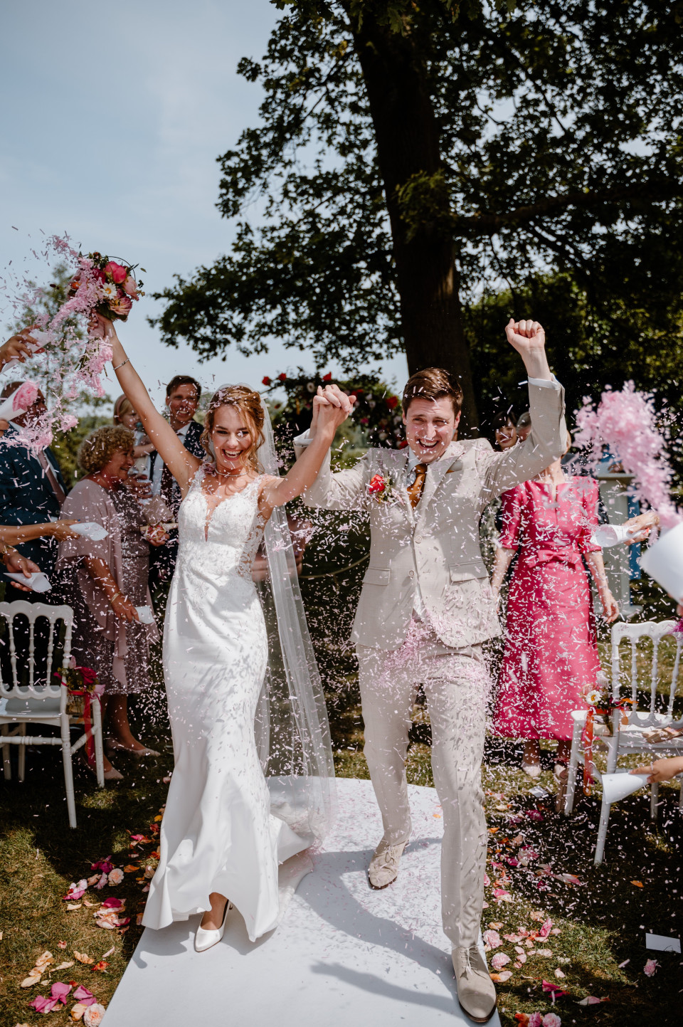 een pasgetrouwd stel loopt met confetti de gang door
