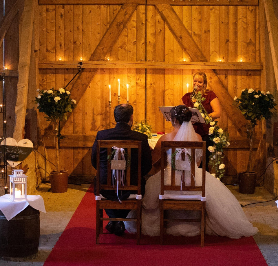 Trouwen met trouwambtenaar Internationale Hochzeitsrednerin & Sängerin Anne Live!