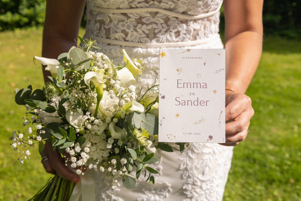 een afbeelding van een vrouw die een boeket bloemen vasthoudt