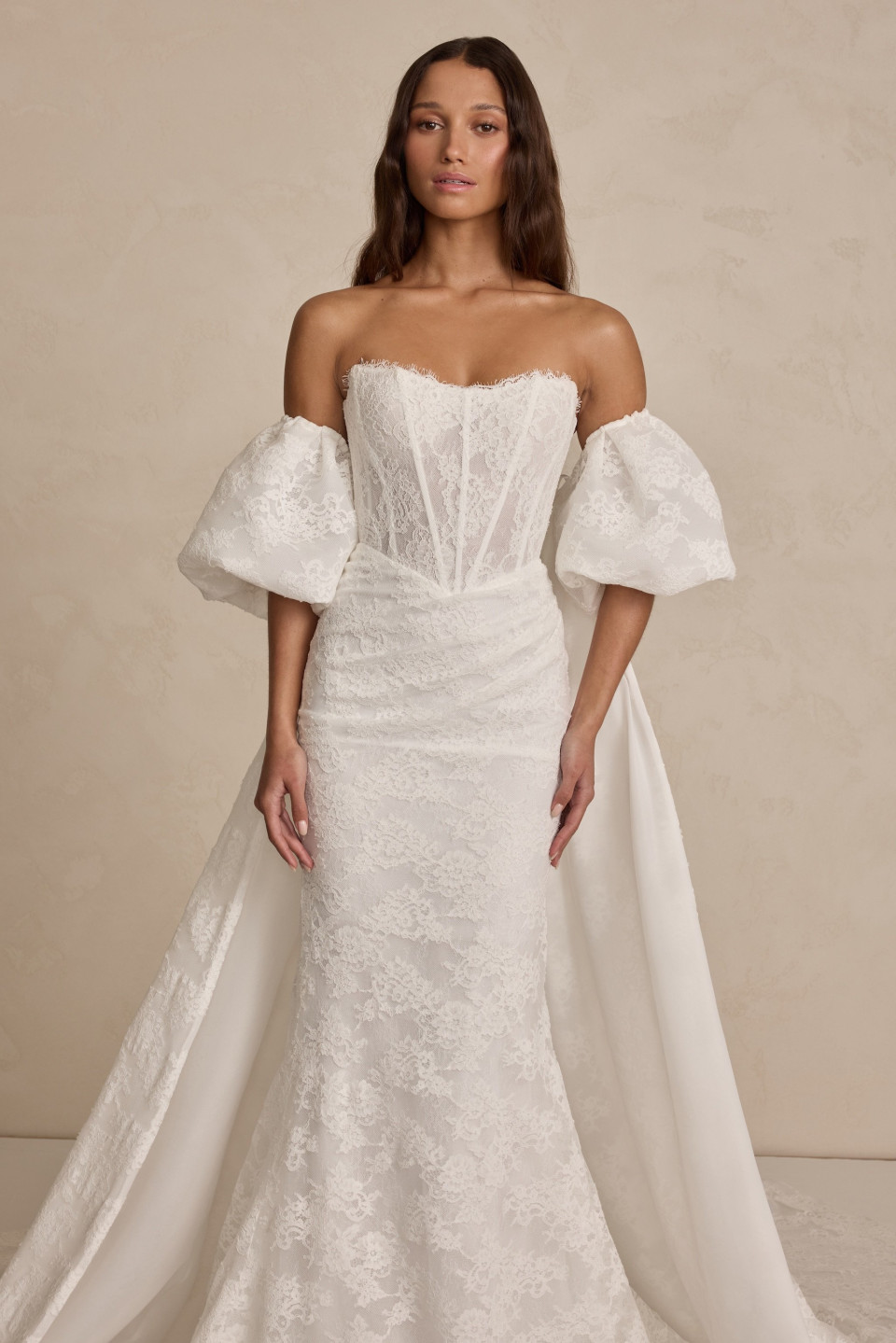 de achterkant van deze trouwjurk met off-the-shoulder mouwen