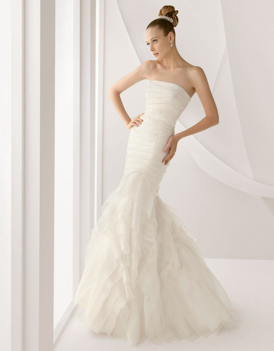 een vrouw in een strapless trouwjurk