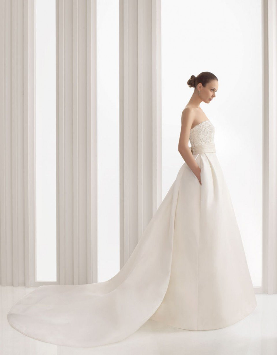 de bruid draagt een strapless trouwjurk met een sleep