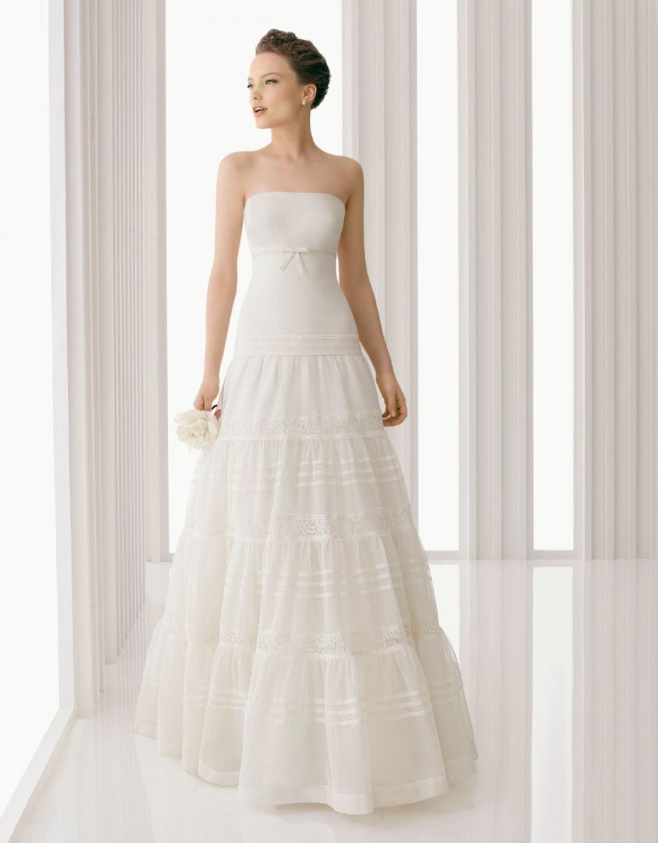 een vrouw in een strapless trouwjurk