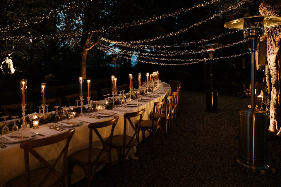 een lange tafel opgezet voor een dinertje