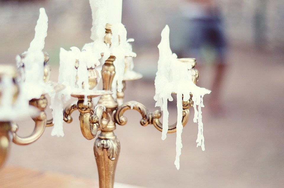 kaarsenhouders met kaarsen op een houten tafel