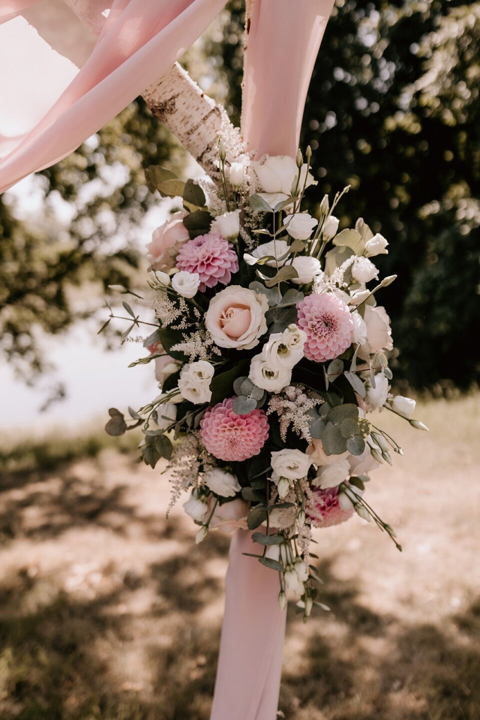 een close-up van een boeket bloemen op een paal