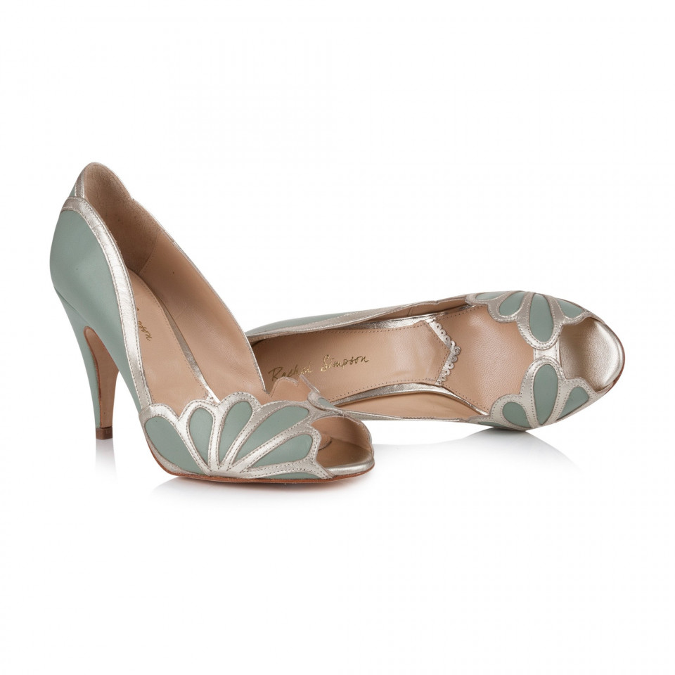 een paar hoge hakken met een groen en wit design