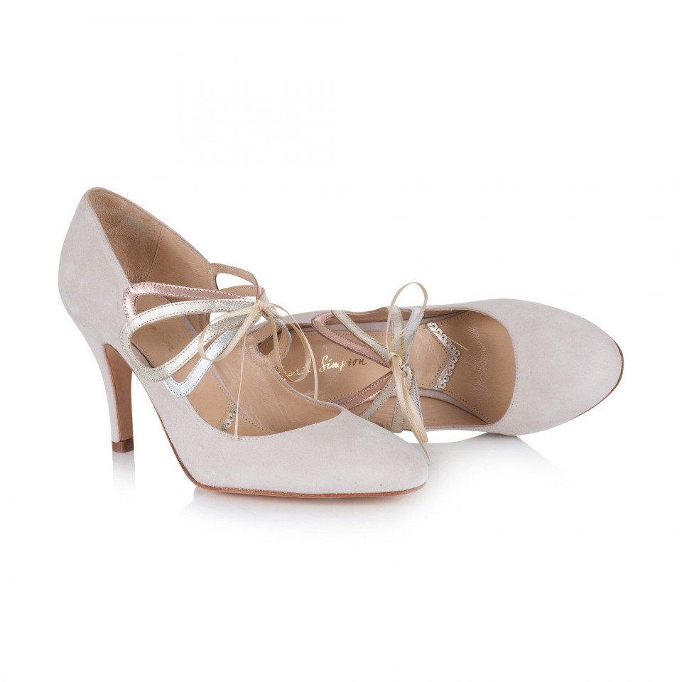 een paar witte hoge hakken met een strik