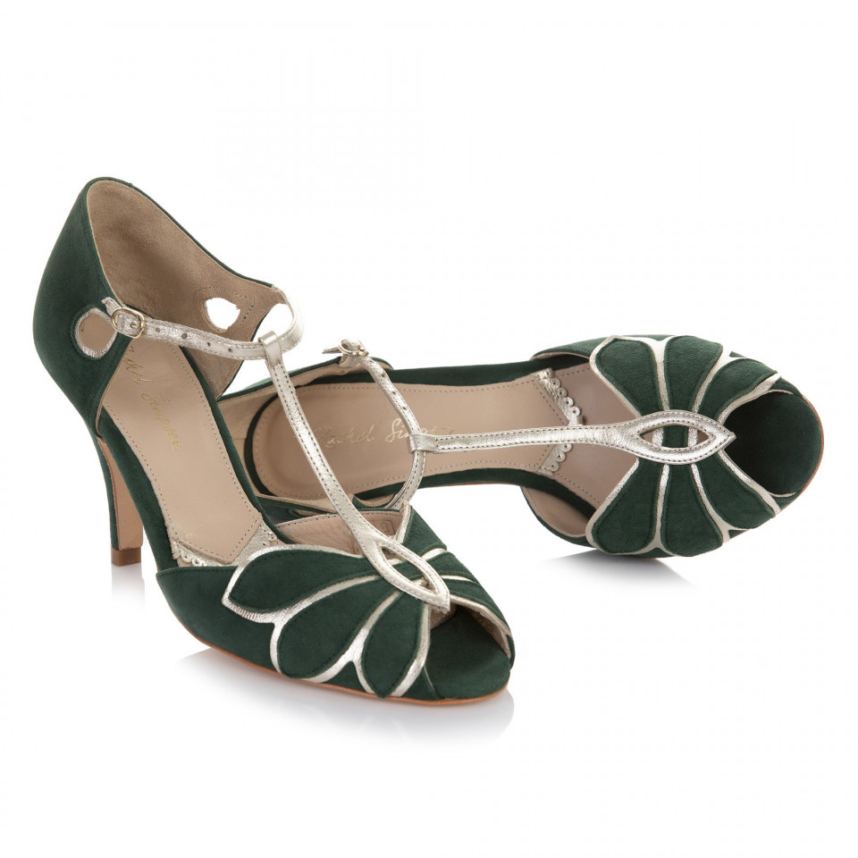 een paar groene hoge hak schoenen met zilveren bandjes