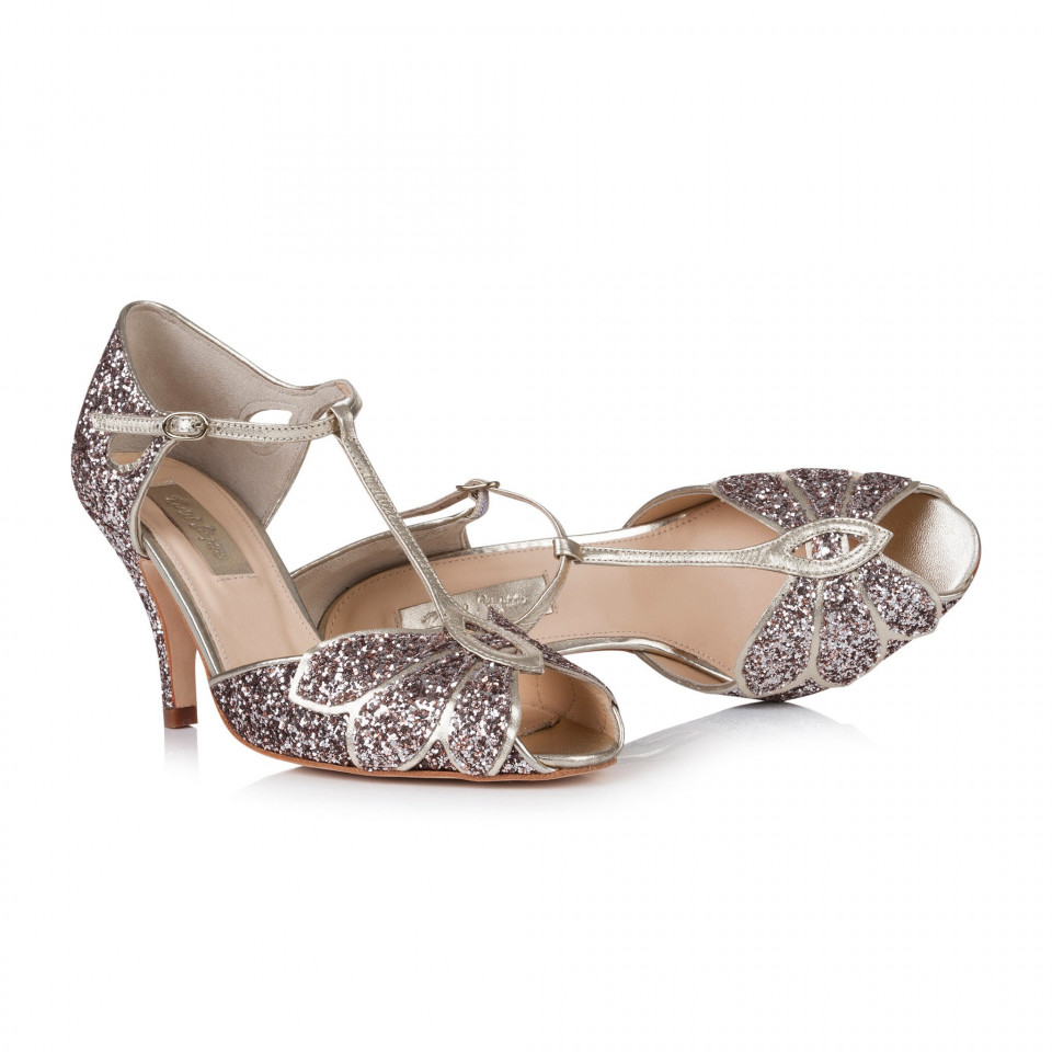de zilveren hoge hak schoenen zijn versierd met pailletten