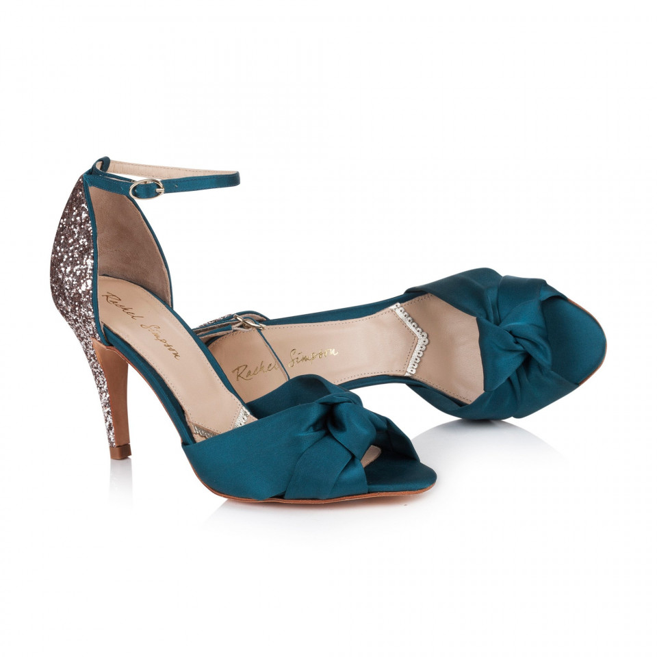 de turkoois hoge hak sandalen zijn gemaakt van satijn en hebben een strik om de enkel