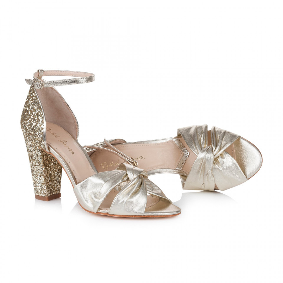 de gouden hoge sandalen zijn gemaakt van metallic leer