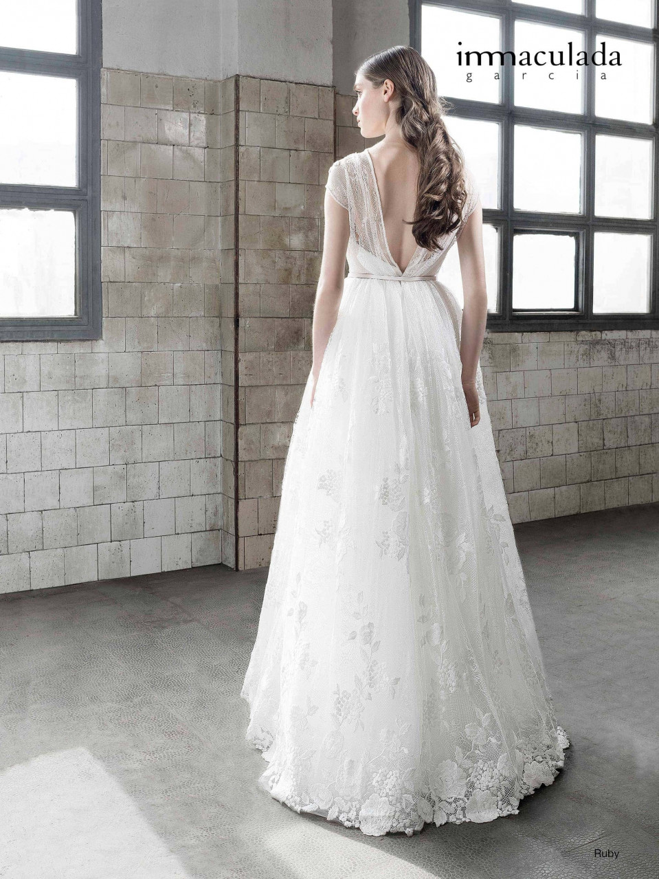 de achterkant van een vrouw die een trouwjurk draagt