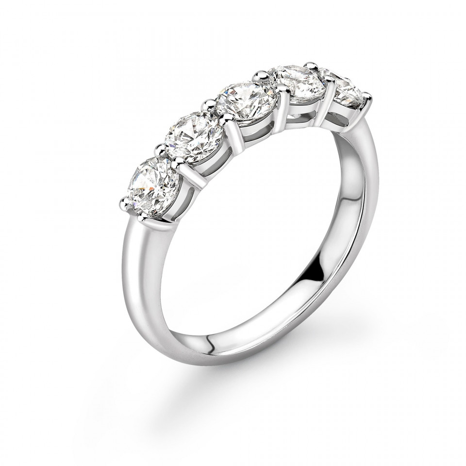 een diamanten ring met vijf stenen in witgoud
